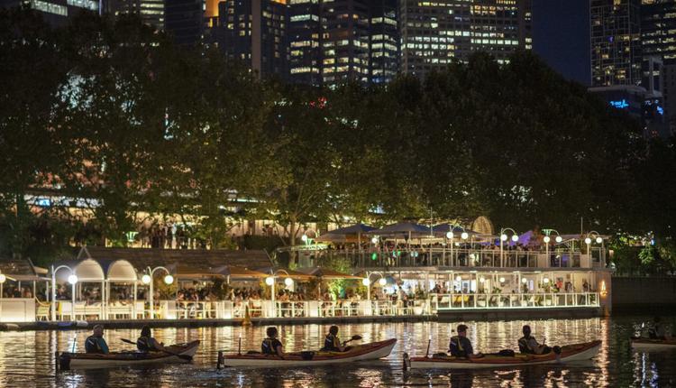 夜间皮划艇之旅
