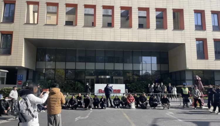供应商代表在百度总部前集中。 (图_“极越供应商群”)