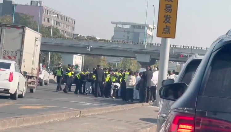 上海七宝镇工人堵路维权