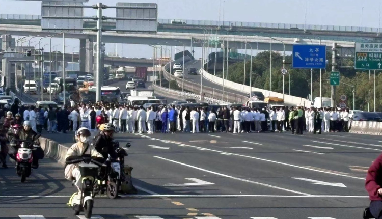 上海七宝镇工人堵路维权
