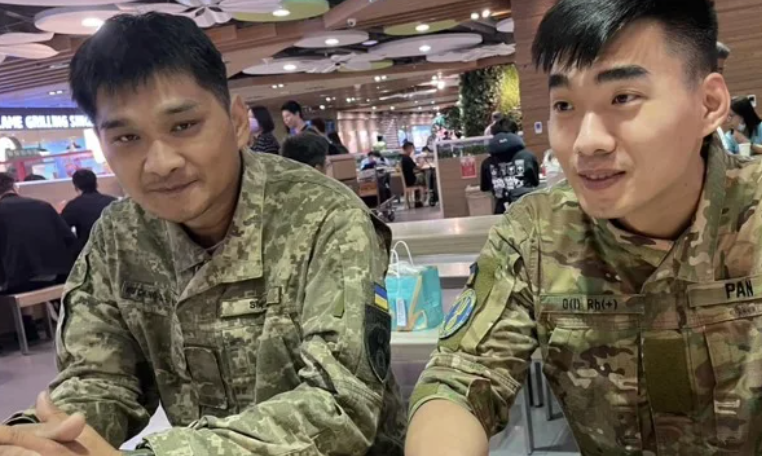 烏克蘭台籍傭兵吳忠達（左）