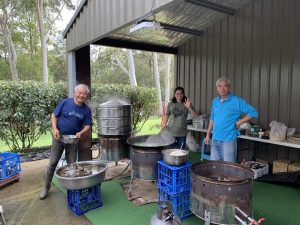 陳永和前會長製作粽料