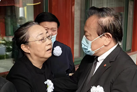 2023年10月31日，网上传出李克强灵堂及李妻接待来客的照片。（网路截图）