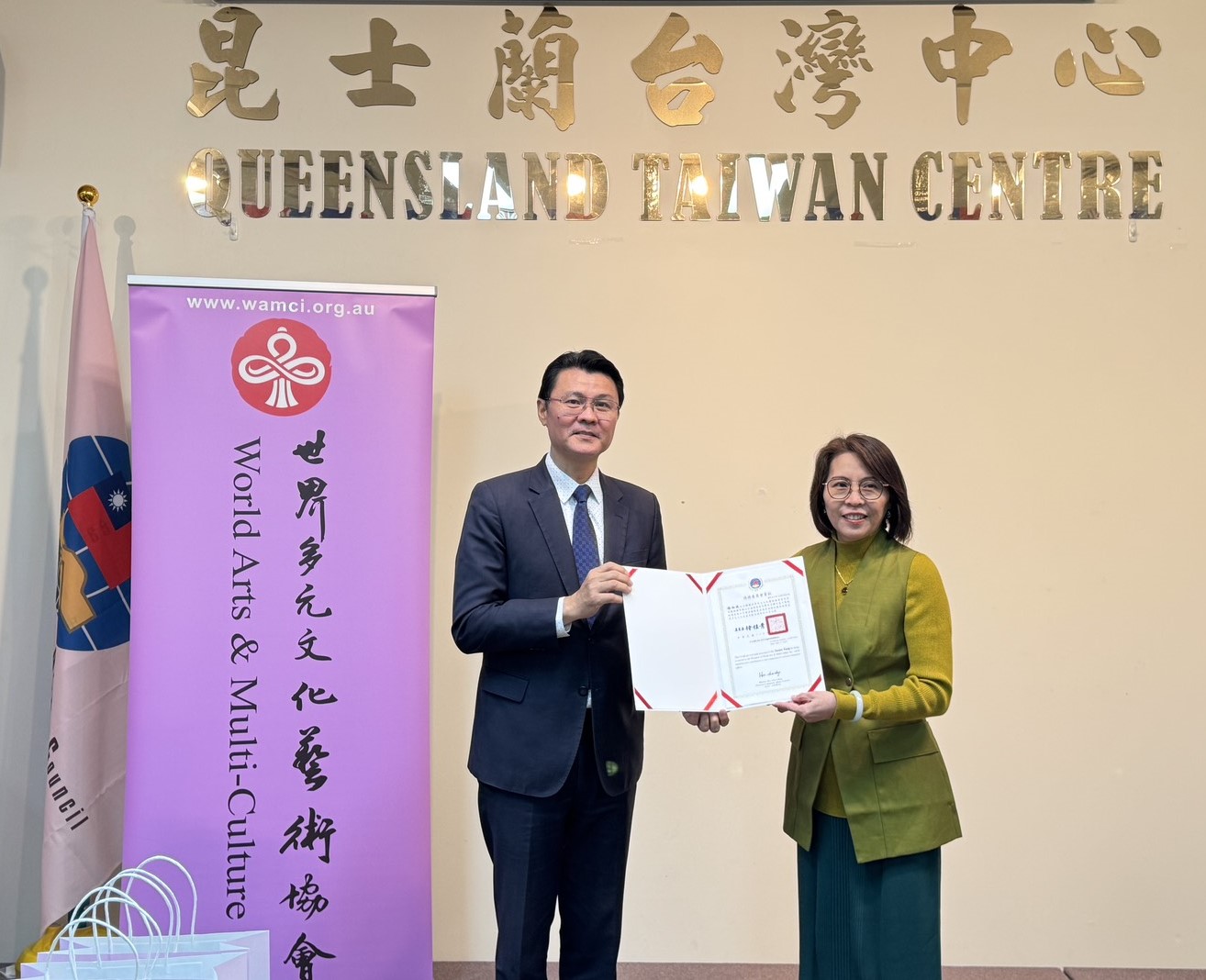 范厚祿亦代表僑務委員會委員長徐佳青頒贈賀狀予楊淑珠