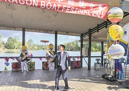 范厚祿處長被韓國特技演員邀請上台同樂 (攝影：林達）