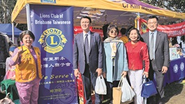 布里斯本台灣人獅子會的義賣攤位（攝影：林達）