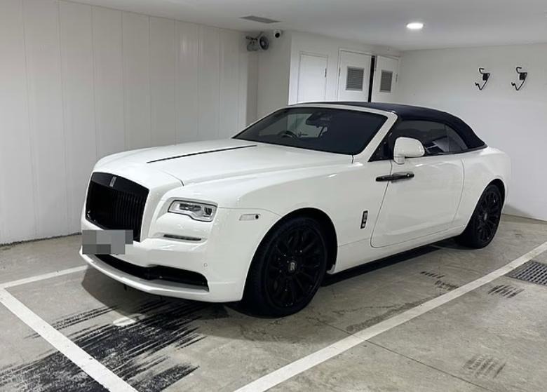 一辆未注册的白色劳斯莱斯Rolls-Royce Ghost 敞篷車