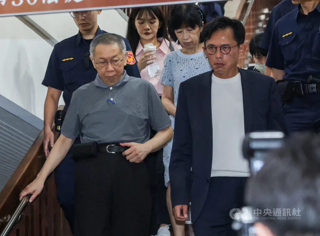 圖為前台北市長柯文哲（前左）晚間面色凝重離開法院。中央社記者裴禛攝　
