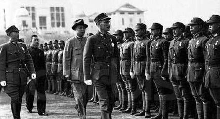 統帥蔣介石檢閲國軍