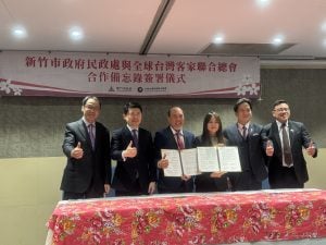 簽字儀式 (左至右） 僑務委員熊強生，吳正偉處長，全球台灣客家聯合總會輔導總會長葉義深，新竹市民政處處長施淑婷，新竹市邱臣遠代理市長，新竹市城市行銷處處長林昱志