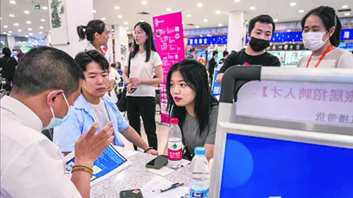 中國經濟持續下行，失業率繼續攀高。圖為2023年6月9日，北京青年在招聘會上找工作。（圖：Kevin Frayer/Getty Images）