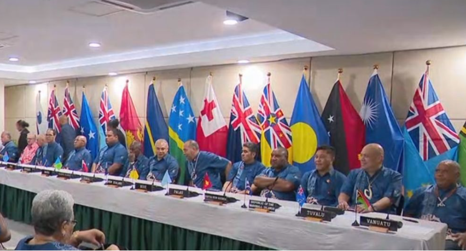 总理安东尼·阿尔巴尼斯出席与太平洋岛国领导人的重要峰会时，却穿错了衬衫。