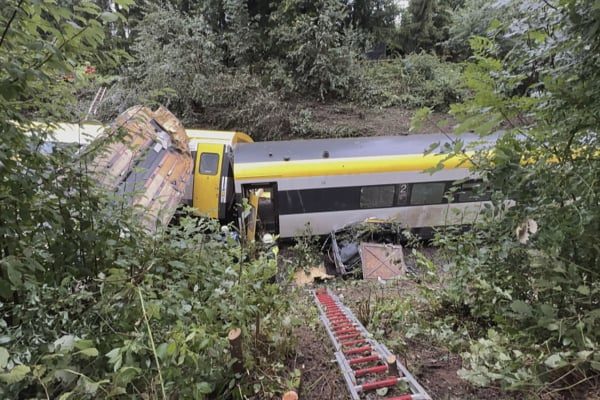 2025年7月27日，一列客運列車在德國巴登—符騰堡州里德林根鎮（Riedlingen）附近脫軌。（NONSTOPNEWS/NonStopNews/AFP via Getty Images）
