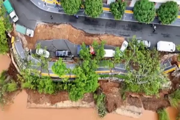 7月1日，文山市盘龙河临江路突发大面积塌方，路面严重开裂、下陷，多辆停靠路边的汽车坠入塌方区域或悬空。（视频撷图）