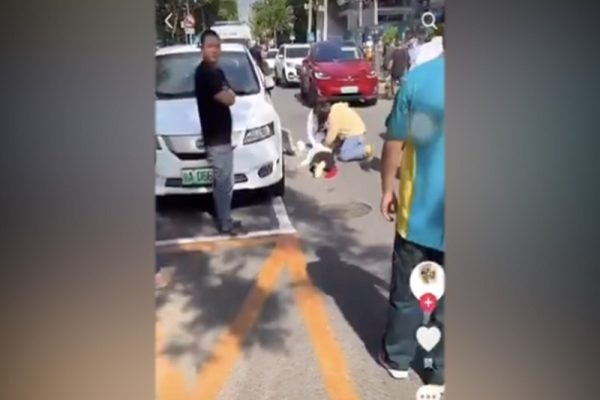 北京海淀区前进小学门口5月15日发生一起车辆冲撞行人事故。（网络图片）