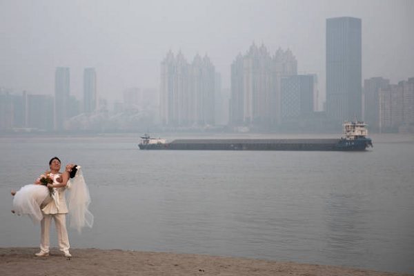 2022年1月19日一对年轻人在武汉长江附近拍摄婚纱照。（Getty Images）