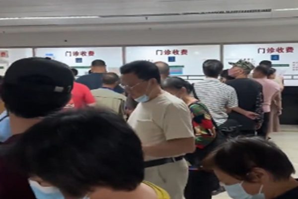 中国新冠疫情再呈上升趋势，网传视频显示，医院再现人潮。（视频撷图）