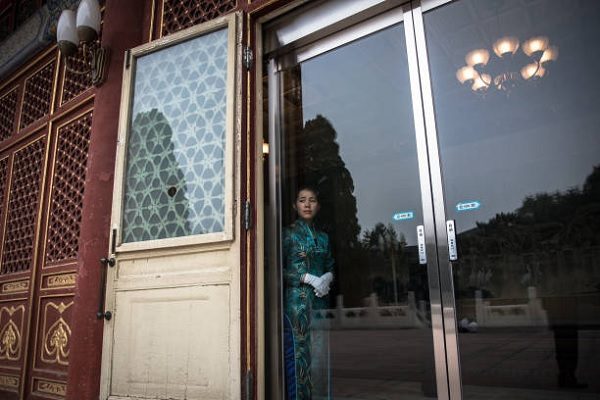 一名中国礼宾人员站在中南海领导人办公区入口处。数据图片。（Roman Pilipey-Pool/Getty Images）