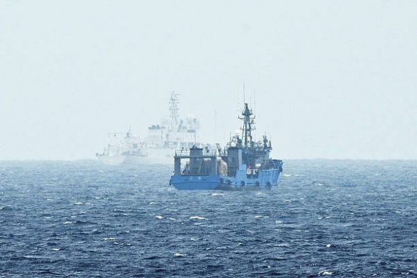 菲律賓海軍「安德烈· Bonifacio 號」軍艦上2025年6月6日拍到一艘中共海警船（左）與一艘船隻正在菲律賓佔領的中業島（菲律賓稱作Pag-asa島）附近巡邏。（TED ALJIBE/AFP via Getty Images）