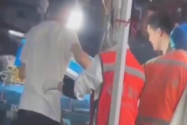 武汉夜市5月18日发生枪击案，最少2人中枪1遭爆头。（微博撷图）
