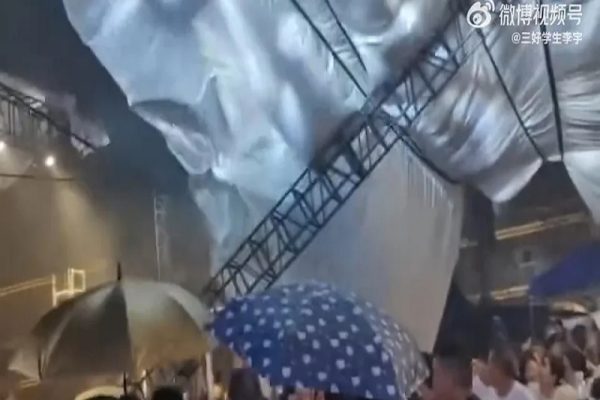 四川綿竹仟坤集團8月15日晚舉行啤酒節時遭遇強風大雨，導致遮雨棚桁架垮塌。（微博擷圖）