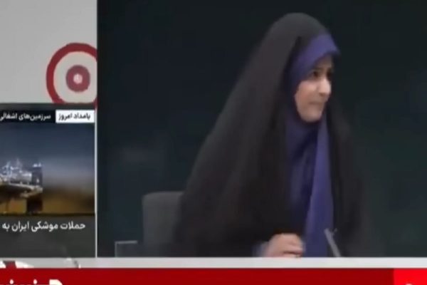 以色列6月16日对伊朗首都德黑兰的伊朗国家广播电视台（IRIB）发动空袭，女主播见状赶忙逃离。（X撷图）