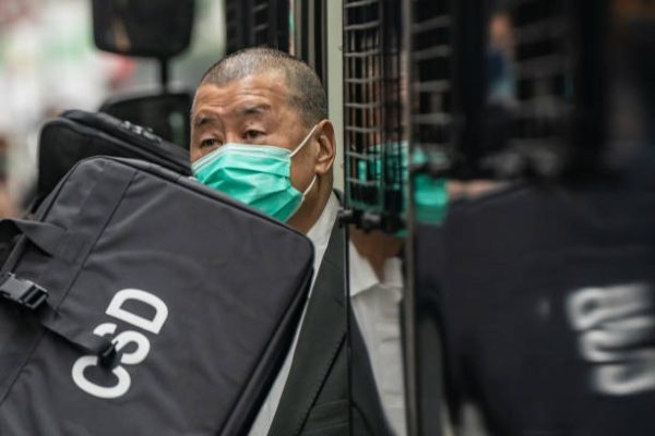 《蘋果日報》創辦人黎智英2021年2月9日抵達香港終審法院，準備參加保釋聽證會。（Anthony Kwan/Getty Images）