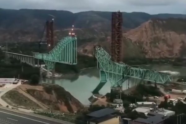 2025年8月22日凌晨3時許，青海省內正在施工的川青鐵路尖扎黃河特大橋發生斷裂，官稱已造成12人死亡、4人失聯。（視頻擷圖）