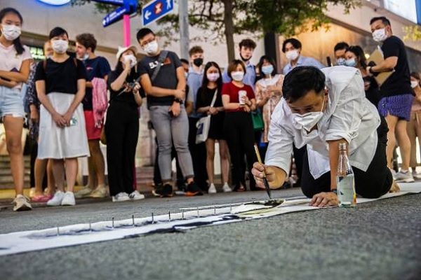 香港一名艺术家2021年6月3日在铜锣湾参与行为艺术表演，悼念六四天安门事件遇难者。（ISAAC LAWRENCE/AFP via Getty Images）