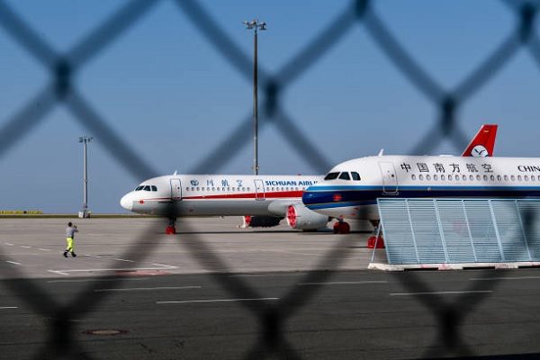 中国南方航空公司疑不满公司考评结果，2025年7月1日接连杀伤3名领导和一名职员后跳楼身亡。（Jens Schlueter/Getty Images）