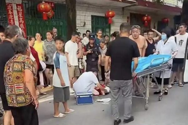 湖南耒陽蔡子池街道日前發生一起持刀傷人案，圖為救護人員要將傷者抬上擔架。（視頻擷圖）