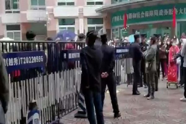 2023年1月11日，网传广州退休老人到人社局政务大厅前抗议。（网络视频撷图）