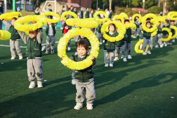 浙江杭州一所幼兒園的孩子們在一次體育活動中跳舞。資料圖片。（STR/AFP via Getty Images）