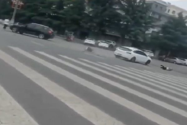 中國陝西省一名社區黨支部書記兼區人大代表張春鳳6月2日駕車蓄意衝撞，造成2名無辜路人重傷。（視頻擷圖）