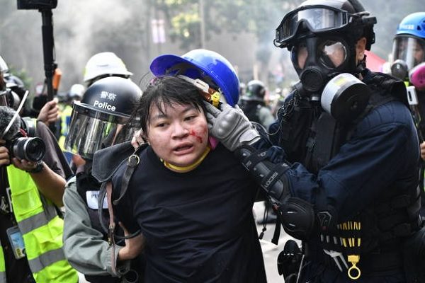 2019年11月18日在香港理工大学附近的抗议者遭到警方拘留。（ANTHONY WALLACE/AFP via Getty Images）