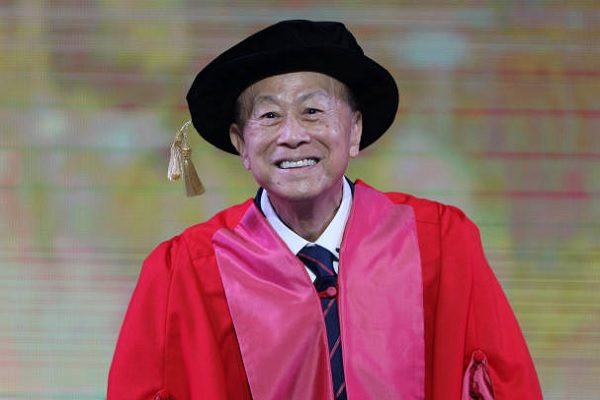 长江和记集团创办人李嘉诚2017年6月27日在中国参加汕头大学毕业典礼。（Zhong Zhi/Getty Images）