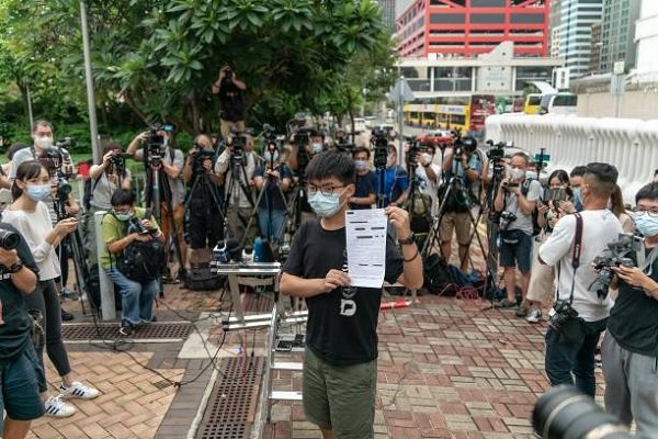黄之锋2020年9月24日手持保释文件向媒体发表谈话。（Anthony Kwan/Getty Images）