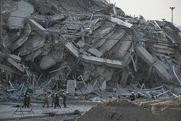 曼谷在建設中的國家審計署大樓，2025年3月28日受到緬甸強震影響而倒塌。（LILLIAN SUWANRUMPHA/AFP via Getty Images）
