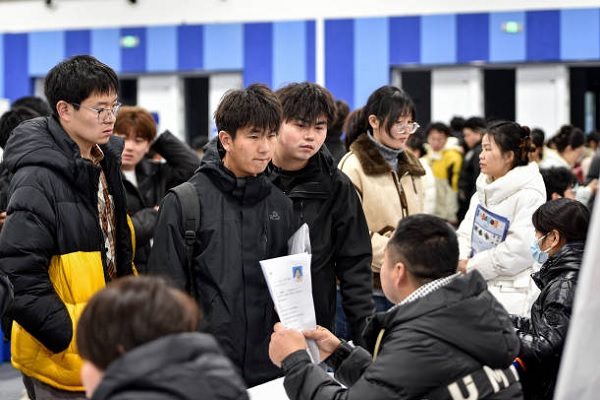 安徽省合肥市一所职业技术学校2025年3月3日举行招聘会。（STR/AFP via Getty Images）