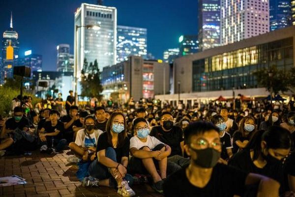 2019年香港有许多学生投入「反送中」运动，图为当年8月22日在爱丁堡广场举行的中学生集会。（ANTHONY WALLACE/AFP via Getty Images）