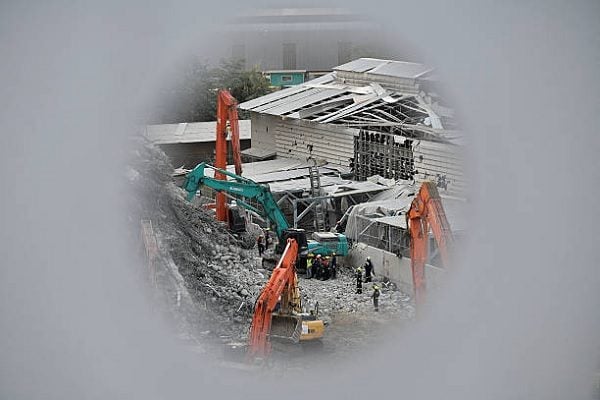 曼谷興建中的審計大樓3月28日隨著千里外的緬甸強震而轟然倒塌。（AMAURY PAUL/AFP via Getty Images）