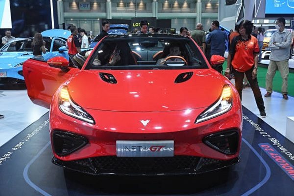 哪吒汽車生產的純電動中型跑車Neta GT。（LILLIAN SUWANRUMPHA/AFP via Getty Images）