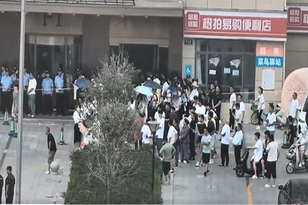 山東臨沂投資平台「樹拍易購」7月22日爆雷後，有大批投資者到該公司總部維權，現場有大量警力與防暴車輛戒備。（視頻擷圖）
