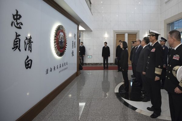 2018年3月8日，时任总统蔡英文出席军情局纪念馆竣工剪彩，向无名英雄纪念碑行礼致敬，感谢为了情搜而牺牲奉献的千万军情儿女。（维基百科、CC BY 2.0）