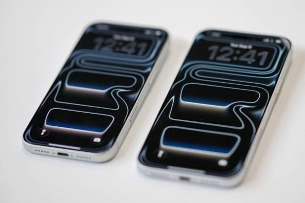 全新的蘋果 iPhone 17於2025年9月9日在加州的蘋果總部展示。圖為iPhone 17 Pro。（NIC COURY/AFP via Getty Images）