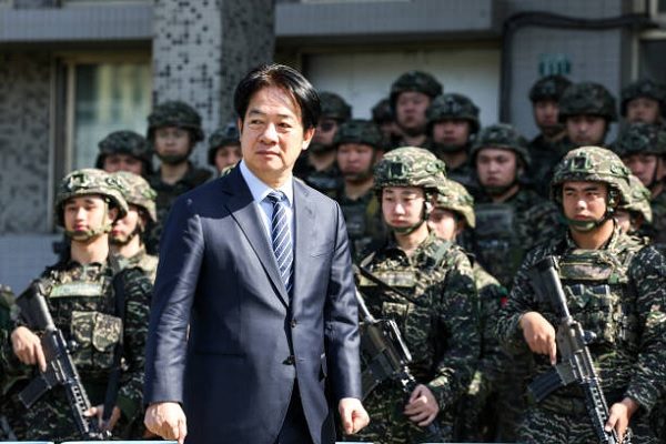 台湾总统赖清德3月21日在台北松山空军基地视察参加快速反应演习的部队。（I-HWA CHENG/AFP via Getty Images）