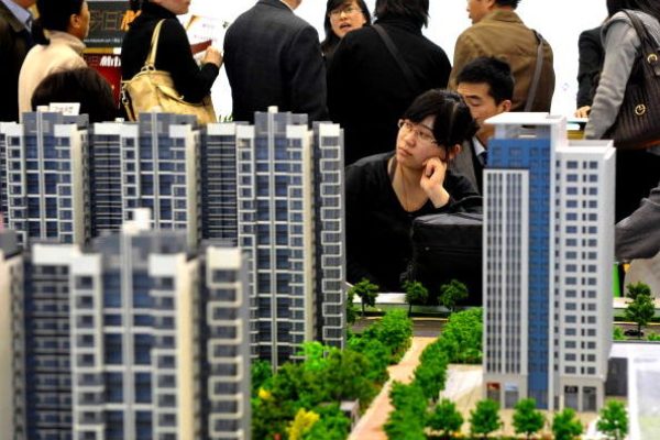 东莞近来出现低于地价楼盘。大陆售房市场。(STR/AFP/Getty Images)