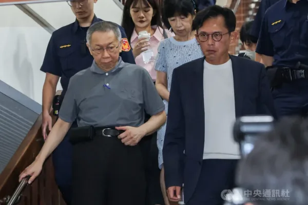 圖為前台北市長柯文哲（前左）晚間面色凝重離開法院。中央社記者裴禛攝　