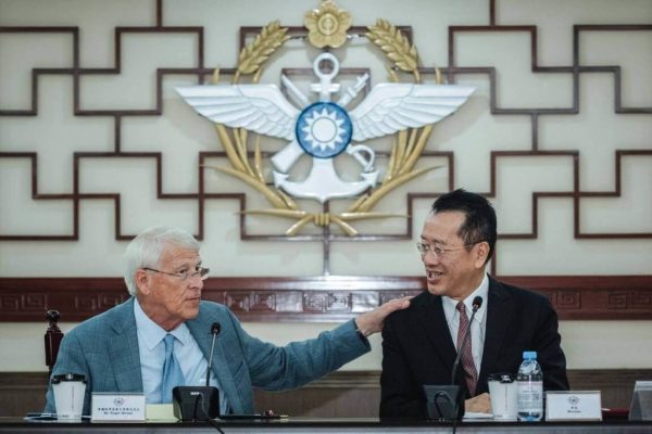 台灣國防部長顧立雄（右）8月30日會晤美國聯邦參議院軍事委員會主席韋克爾（左）等人。（台國防部提供／中央社）