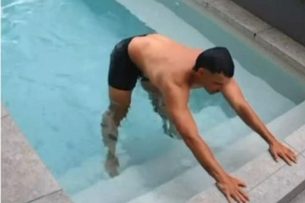 陌生男子在私家泳池内
